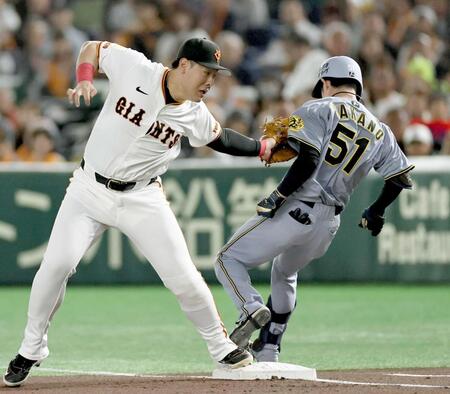 　１回、中野（右）と交錯する岡本