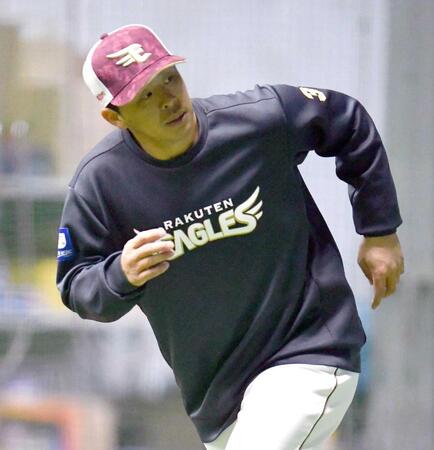 　室内でアップする浅村