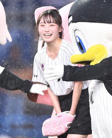 　始球式を務め笑顔をふりまく安井南（撮影・開出牧）
