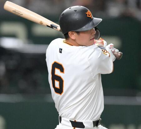 巨人・坂本勇人　負傷離脱した岡本和真の穴を埋める勝ち越しの適時二塁打　塁上でガッツポーズ