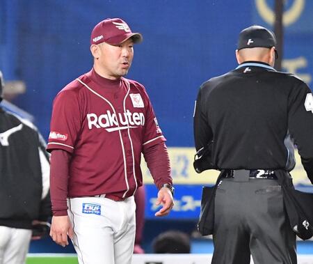 　７回、投手交代を告げる三木監督（撮影・開出牧）