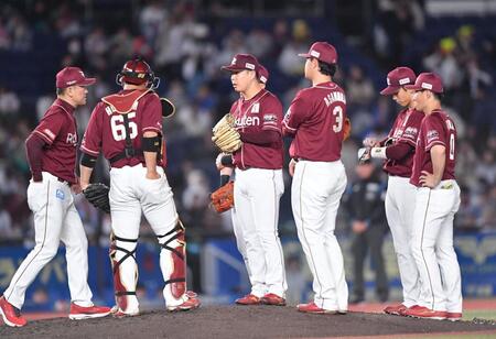 　２回、ソトに四球を与え満塁のピンチを迎えた藤井（中央）＝撮影・開出牧