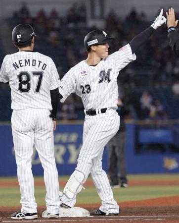 　１回、先制打を放ったロッテ・石川慎＝ＺＯＺＯマリン