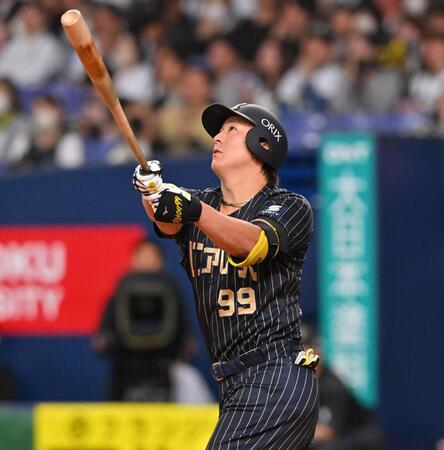 　８回、犠飛を放つ杉本（撮影・西田忠信）