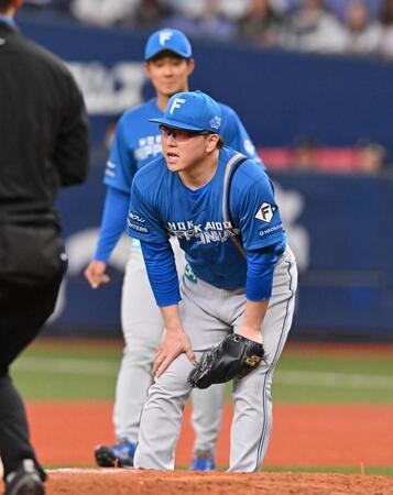 １２回、西川を一ゴロに抑えた後、脚を押さえる生田目（撮影・西田忠信）