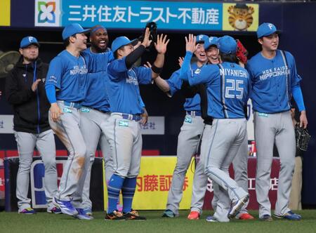 　１０回、サヨナラのピンチを切り抜けた宮西（２５）を迎える日本ハムベンチ（撮影・坂部計介）