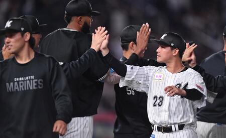 　試合後、吉井監督（左から２人目）とタッチを交わす石川慎（２３）＝撮影・開出牧