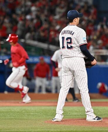 　９回、堂林に勝ち越しソロを浴びた石山