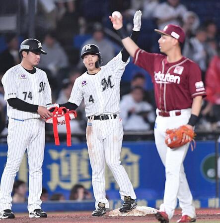 　３回、中越え適時三塁打を放ちスタンドの歓声に応える友杉（中央）。三塁手・村林（撮影・開出牧）