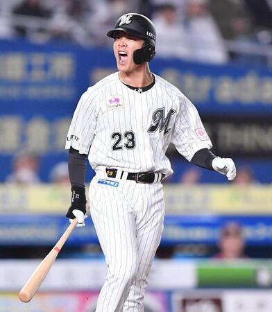 　２回、押し出しの四球を選び雄たけびを上げる石川慎（撮影・開出牧）