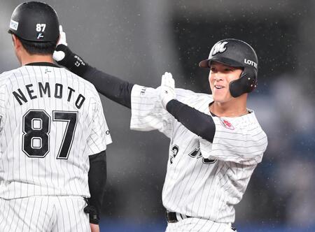 １回、先制の左前適時打を放ちポーズを決める石川慎（右）＝撮影・開出牧