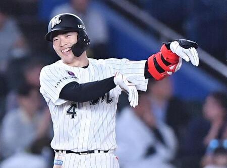 　６回、中越え三塁打を放ちポーズを決める友杉（撮影・開出牧）