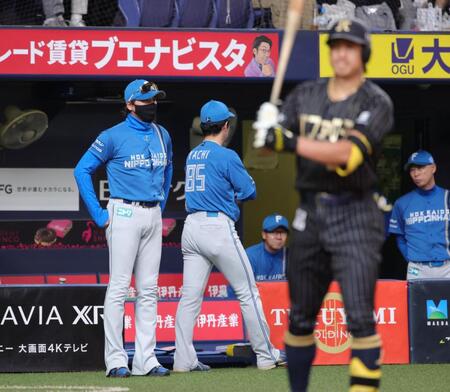 　８回裏、選手交代を告げるためベンチを出る新庄監督（撮影・坂部計介）