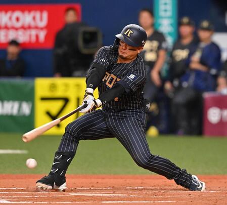 　１０回、サヨナラ機に空振り三振に倒れる森（撮影・西田忠信）