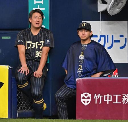 　１０回、ベンチから試合を見つめる杉本（左）と宮城（撮影・西田忠信）