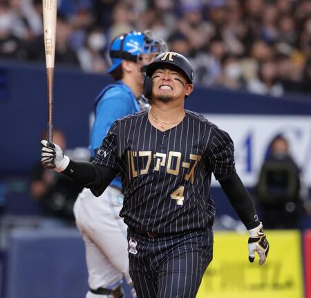 　８回、空振り三振に倒れ、くやしそうな表情の森（撮影・坂部計介）