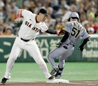 　１回、中野（右）と交錯する岡本