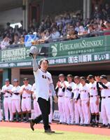 　始球式を終え、スタンドの拍手に応える松井秀喜氏（撮影・伊藤笙子）