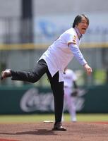 　イースタン・巨人対ＤｅＮＡの始球式に登場し、投球後声を上げる松井秀喜氏（撮影・伊藤笙子）