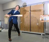 　球場内に設置された「松井畳」を前にスイングする松井秀喜氏（撮影・伊藤笙子）