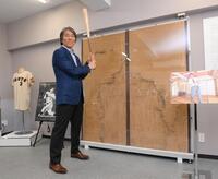 　球場内に設置された「松井畳」を前にする松井秀喜氏（撮影・伊藤笙子）