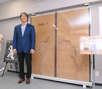 　球場内に設置された「松井畳」を前にする松井秀喜氏（撮影・伊藤笙子）