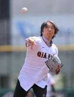 　イースタン・巨人対ＤｅＮＡの始球式に登場した松井秀喜氏（撮影・伊藤笙子）