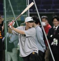 　打撃練習をする坂本（撮影・田中太一）