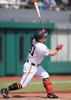 　２軍戦でソロを放つ浅野（撮影・伊藤笙子）