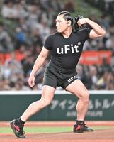 セレモニアルピッチを務めたオードリーの春日俊彰（撮影・持木克友）