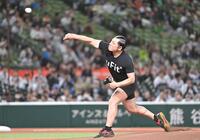 　セレモニアルピッチを務めたオードリー・春日俊彰（撮影・持