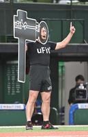 　セレモニアルピッチに登場したオードリー・春日俊彰（撮影・持