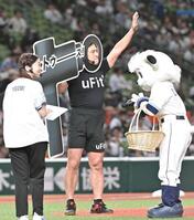 スタンドの声援に応えるオードリーの春日俊彰（撮影・持木克友）