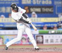 　１回、先制の左前適時打を放つ石川慎（撮影・開出牧）