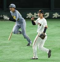 ２回、小幡の二ゴロが悪送球となり失点する山崎（撮影・金田祐二）