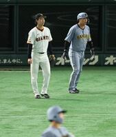 　２回、小幡の二ゴロが悪送球となり失点する山崎（撮影・金田祐二）