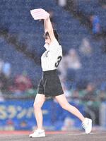 　始球式を務めポーズを決める安井南（撮影・開出牧）