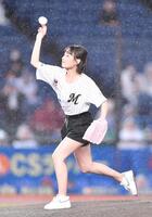 　始球式を務める安井南（撮影・開出牧）