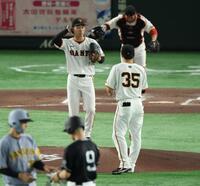 　２回、吉川の悪送球で失点し厳しい表情の山崎（撮影・金田祐二）