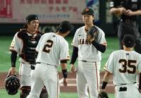 　２回、吉川（２）の悪送球で失点し厳しい表情の山崎（撮影・金田祐二）