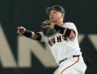 　２回、小幡の打球を悪送球し得点を許す吉川（撮影・田中太一）