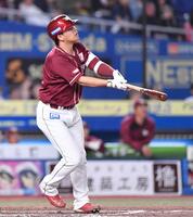 　７回、右飛に倒れた浅村（撮影・開出牧）