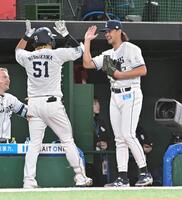 　３回、本塁打を放った西川（左）を出迎える高橋（撮影・持木克友） 