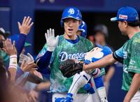 １回、先制２ランを放ち、ベンチ前でタッチを交わす上林