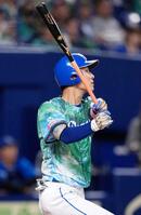 １回、上林が右中間に先制２ランを放つ