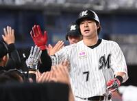 　６回、右越え２ランを放ちナインとタッチを交わす藤岡（撮影・開出牧）