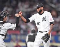 　７回、村林を二ゴロに打ち取り、寺地（左）とグータッチを交わすゲレーロ（撮影・開出牧）