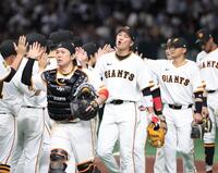 連敗を止め、タッチを交わす坂本（中央）らナイン