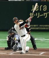 　４回、勝ち越し適時二塁打を放つ坂本（撮影・金田祐二）