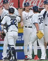　９回をしっかり抑えた山田を出迎える高橋（撮影・持木克友）